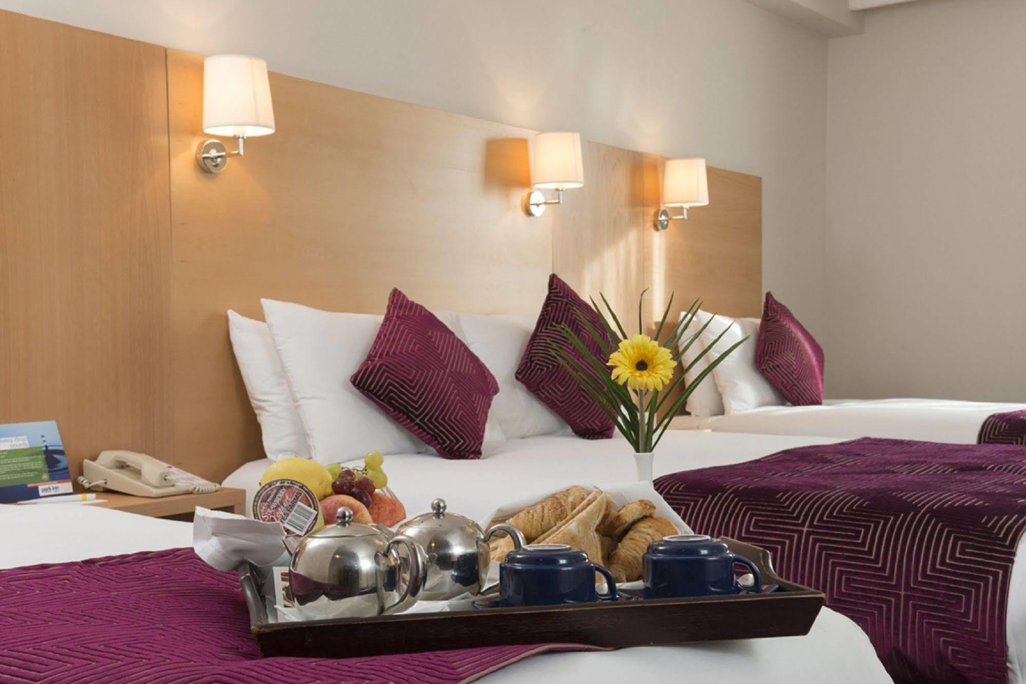 Park Inn By Radisson Shannon Airport Bagian luar foto